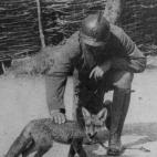 Soldado francés con un zorro amaestrado.