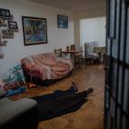 4 de mayo de 2020: Ricardo Noriega, de 77 años, yace en el suelo de su sala de estar, tras morir con gran dificultad para respirar, uno de los síntomas más característicos del Covid, en Lima, Perú. Noriega esperó la muerte sentado en un si...
