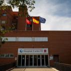 Las banderas de la Comunidad de Madrid, de España y de la Unión Europea ondean a la entrada del hospital Carlos III antes de la llegada del religioso Miguel Pajares, infectado por el virus del ébola. 