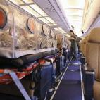 En esta fotografía facilitada por el Ministerio de Defensa se observa el interior del avión con las medidas de seguridad pertinentes para repatriar a Miguel Pajares y Juliana Bohi, infectados de ébola. 