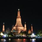 El Wat Arun (Templo del Amanecer), es una de las referencias visuales de la capital con su pagoda de 79 metros de altura. Desde la otra orilla del río Chao Phraya, en la sala Rattanakosin, se puede disfrutar de una vista privilegiada de este templo.