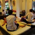 Si esperas quedarte dormido mientras te dan un masaje tailandés, lo llevas claro. El verdadero masaje tradicional duele. Los expertos en este arte alivian la tensión de los músculos ejerciendo presión con las manos y ciertas posturas de su c...