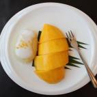 El Khao Niaow Ma Muang o arroz pegajoso con mango es el postre más famoso de Tailandia: delicioso y con un puntito de sal. En la foto, su versión tradicional bañada con leche de coco, del restaurante Supattra River House a las orillas del Cha...