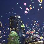 Además la noche de Bangkok acoge numerosos espectáculos culturales: teatro, concierto, festivales... En la imagen globos de colores tiñen de fiesta el cielo nocturno de la capital con motivo del "Thailand Happiness Street Festival Extravagan...