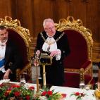 Los reyes Felipe VI y Letizia escuchan el discurso de Andrew Parmley, alcalde de la City de Londres.