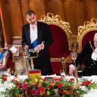 El rey Felipe VI, entre la princesa Ana y el alcalde de la City, Andrew Parmley , durante su discurso en la City de Londres.