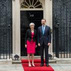 El rey Felipe VI durante su encuentro con Theresa May, primera ministra brit&aacute;nica.