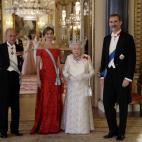 Los reyes de Espa&ntilde;a con Isabel II y Felipe de Edimburgo en la cena de gala celebrada en el Palacio de Buckingham.