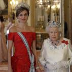La reina de Espa&ntilde;a con Isabel II en la cena de gala celebrada en el Palacio de Buckingham.