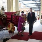 La reina Isabel II y el rey Felipe VI bajan del carruaje que les ha conducido hasta el palacio de Buckingham.