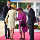 La reina Letizia se inclina ante la reina Isabel II.