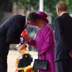 Felipe II besa a Isabel II en el primer d&iacute;a de la visita de Estado.