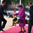 Felipe VI saluda a la reina Isabel II y al duque de Edimburgo.