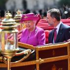 La reina Isabel II abandona en un carruaje&nbsp;la sede de la Guardia de Honor junto al rey Felipe VI.