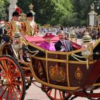 La reina Isabel II y el rey Felipe VI pasean por el Mall londinense.