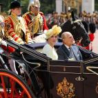 La reina Letizia con Felipe, duque de Edimburgo, en las puertas del palacio de Buckingham.