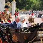 Carlos y Camila, en un carruaje a&nbsp;las puertas del palacio de Buckingham.