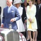 El pr&iacute;ncipe Carlos, Camila de Cornualles y la reina Letizia salen del hotel londinense en el que se alojan para encontrarse con Isabel II.