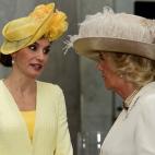 La reina Letizia hablando con Camila, la duquesa de Cornualles.