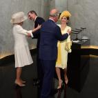Los reyes Felipe y Letizia en la primera parte de su visita, saludando al pr&iacute;ncipe Carlos y a Camila, la duquesa de Cornualles, en su hotel de Londres.