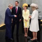 Los reyes Felipe y Letizia en la primera parte de su visita, saludando al pr&iacute;ncipe Carlos y a Camila, la duquesa de Cornualles, en su hotel de Londres.