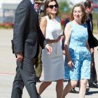 Felipe VI, la reina Letizia y la presidenta del Congreso de los Diputados, Ana Pastor, en el aeropuerto de Barajas.