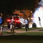 Un equipo de televisión de Al-Yazira que estaba cubriendo las protestas en Ferguson tuvo que huir del lugar por el lanzamiento de gas lacrimógeno.