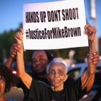 Esta señora mayor protesta por la muerte de Michael Brown. Su pancarta reza lo siguiente: MANOS ARRIBA, NO DISPAREN. #JusticiaParaMikeBrown
