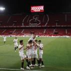 Jugadores del Sevilla se abrazan tras marcar el primer gol