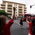 Aficionados del Sevilla reciben entre aplausos y gritos al autob&uacute;s de su equipo