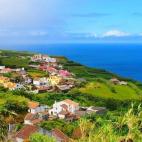 Sao Miguel es la isla más grande de las Azores. Es conocida como La Verde por los grandes espacios naturales que tiene y por sus bosques de laurisilva. Desde el Mirador del Pico Vermelho, se tienen unas vistas increíbles de la isla, del mar y ...