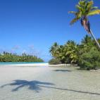Al sur de la Polinesia está este pequeño atolón de forma triangular, la segunda islas más visitada de las Cook. Posiblemente, sus playas blancas, la sombra de las palmeras y el agua azul sean las características más atractivas de la isla, ...