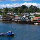 Chiloé está compuesta por la Isla Grande de Chiloé y por pequeñas islas e islotes. La Grande es, como su nombre indica, bastante grande, de unos 9.000 kilómetros cuadrados. Vamos, que si naufragas aquí, al menos sabes que vas a estar muy e...