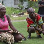 El brote de ébola en África occidental se ha cobrado más de 900 vidas, según la OMS. En la imagen, un grupo de mujeres llora durante el entierro de víctimas del virus, en la comunidad de Banjor, a las afueras de Monrovia (Liberia).