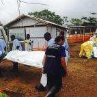 Voluntarios trasladan cuerpos de fallecidos por el ébola en Kailahun (Sierra Leona). El ébola se introduce en la población humana por contacto estrecho con órganos, sangre, secreciones u otros líquidos corporales de animales infectados.