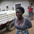 Una mujer llora la muerte de un familiar a causa del ébola a las afueras de Monrovia (Liberia).