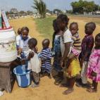 Niños liberianos esperan para lavarse las manos, como parte de un programa de sensibilización para evitar el contagio del ébola.