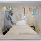 Un enfermero lleva un traje de protección mientras realiza una demostración en las instalaciones preparadas para acoger a un enfermo del virus en el Royal Free Hospital, en el norte de Londres (Reino Unido).