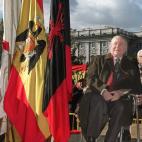 Durante una concentración celebrada en la Plaza de Oriente, convocada por la Confederación de Combatientes y el Movimiento Católico Español, para conmemorar el 20-N, aniversario de la muerte de Franco. Era 1999.