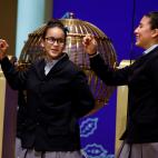 Las niñas del Colegio de San Ildefonso cantan el primer premio al 86148.
