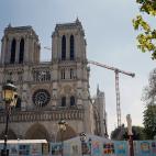 La grúa todavía sobresale en la panorámica de Notre Dame