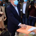 El candidato del PSOE, Ángel Gabilondo, introduce su papeleta en la urna.
