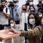 La presidenta Isabel Díaz Ayuso emite su voto.