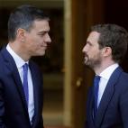 Sánchez y Casado, reunidos en La Moncloa para tratar la situación en Cataluña