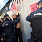 La Polic&iacute;a detiene a una activista de Femen que protestaba en el colegio electoral en el que iba a votar la candidata de Vox, Roc&iacute;o Monasterio.