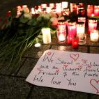 Carteles, velas y flores en recuerdo de los asesinados por la extrema derecha en Hanau, Alemania, el 19 de febrero de 2020. Un hombre de 43 a&ntilde;os dispar&oacute; a nueve personas en varios lugares de la peque&ntilde;a ciudad; despu&eac...