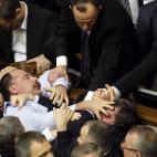 Diputados del gobierno y de la oposición se enzarzan en una pelea durante una sesión del Parlamento 'Verkhovna Rada' ucraniano (Consejo Supremo Ucraniano), en Kiev, Ucrania