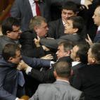 Diputados del gobierno y de la oposición se enzarzan en una pelea durante una sesión del Parlamento 'Verkhovna Rada' ucraniano