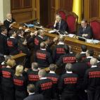 Parlamentarios del partido del gobierno y de la oposición se enfrentran en el Parlamento ucraniano