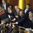 Diputados del gobierno y de la oposición se enzarzan en una pelea durante una sesión del Parlamento 'Verkhovna Rada' ucraniano (Consejo Supremo Ucraniano), en Kiev